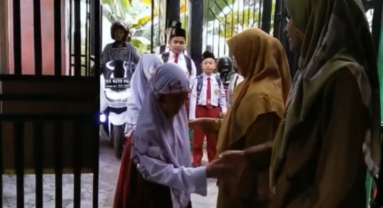 Kebiasaan Positif di MI Al-Muttaqien Balikpapan: 3S Setiap Pagi