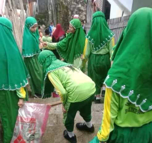 Kegiatan Jum’at Bersih MI Al-Muttaqien Balikpapan: Menyambut Bulan Suci Ramadhan dengan Semangat